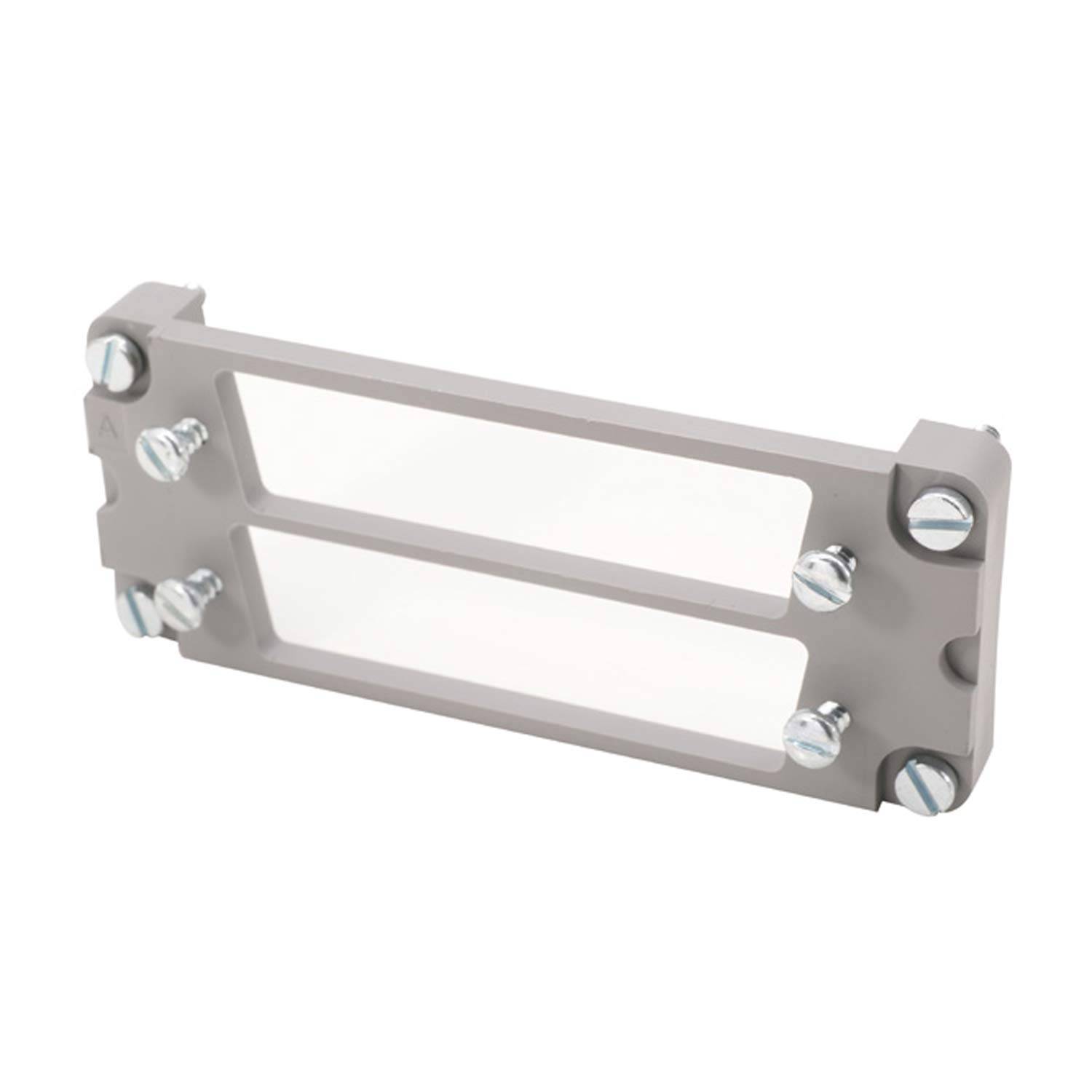 Ein Metallwinkel mit mehreren Schrauben, wahrscheinlich zum Montieren oder Befestigen von Komponenten, wird in einem Winkel dargestellt.