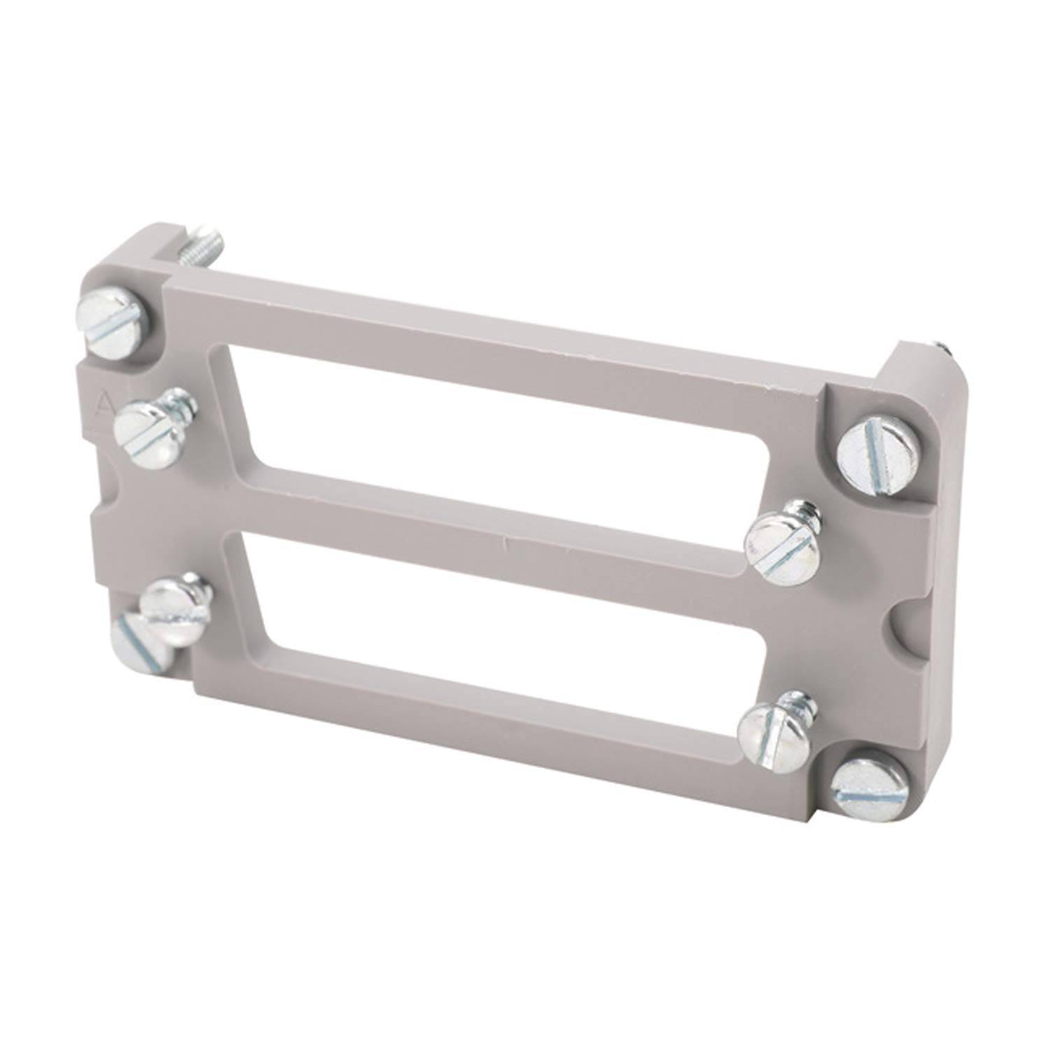 Eine graue Metallmontageklammer mit mehreren Schraubpunkten, gekennzeichnet durch zwei rechteckige Aussparungen, verwendet zum Befestigen von Ausrüstung oder Komponenten.