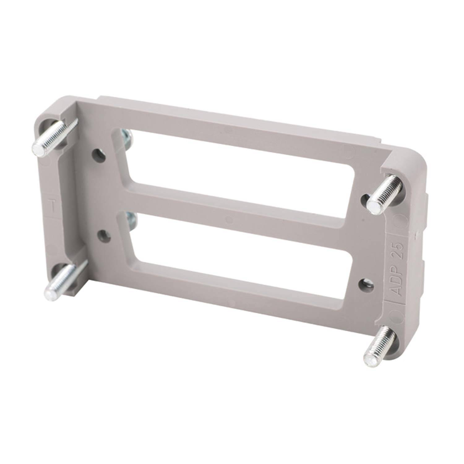 Eine rechteckige, hellgraue Kunststoff-Befestigungsklammer mit Metallschrauben, die zwei längliche Schlitze für Befestigungszwecke aufweist.