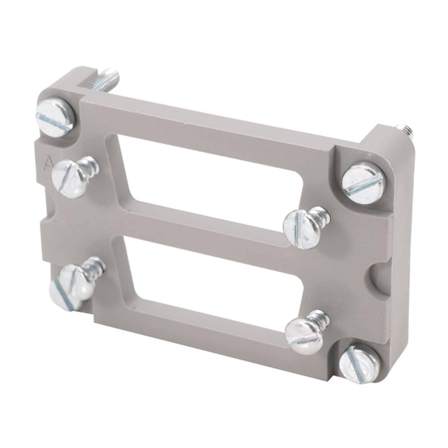 Ein rechteckiges Metall-Montagebracket mit acht Schrauben, konstruiert zum Befestigen von Ausrüstung an Racks oder Oberflächen.