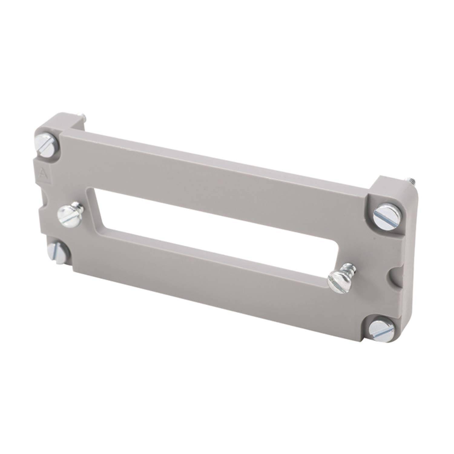 Eine rechteckige Metallmontageklammer mit vier Schrauben, die zum Befestigen von Geräten oder Komponenten verwendet wird, mit einem zentralen Ausschnitt.