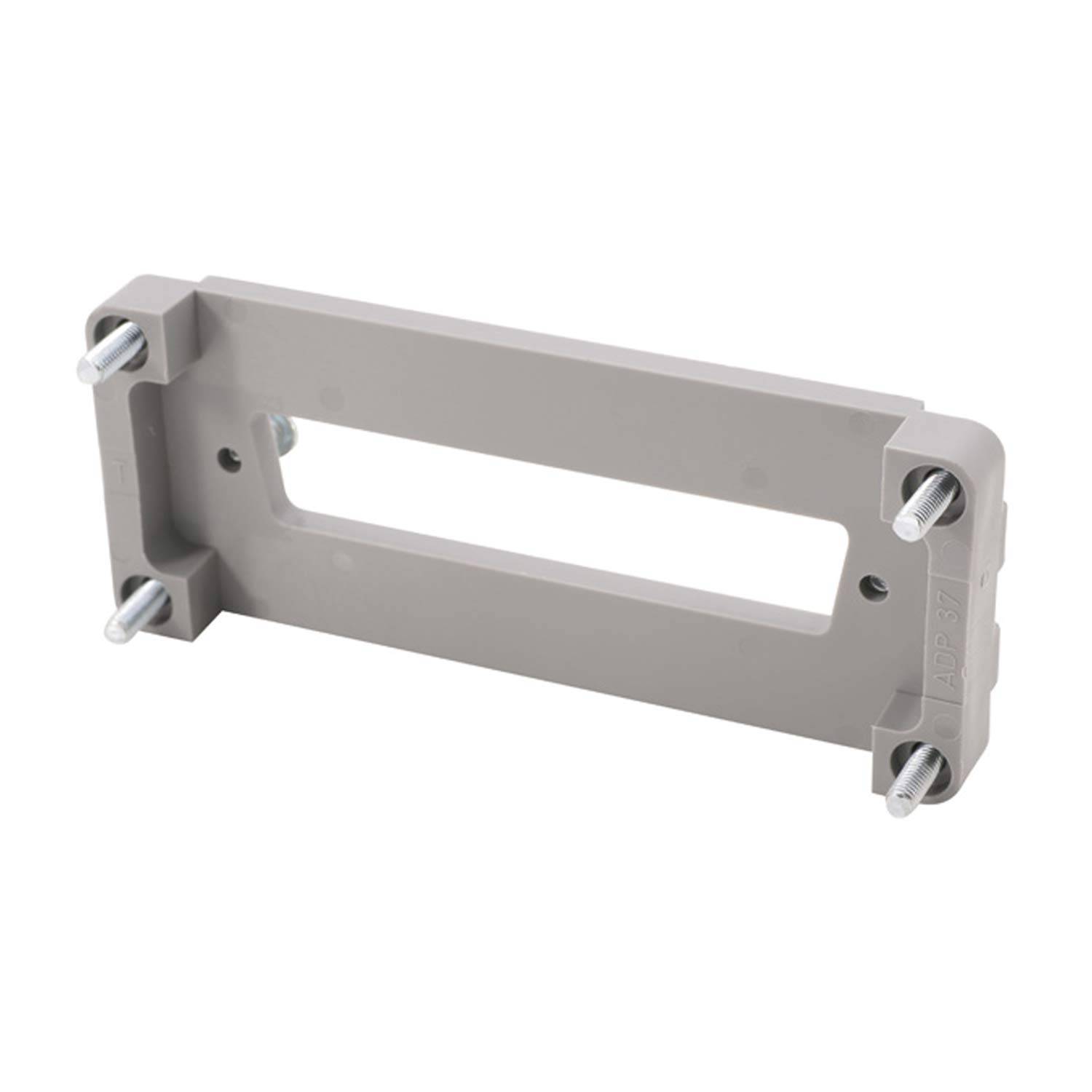 Eine beige Kunststoffmontageklammer mit vier vorstehenden Schrauben, konstruiert um ein Gerät sicher gegen eine ebene Fläche zu halten.