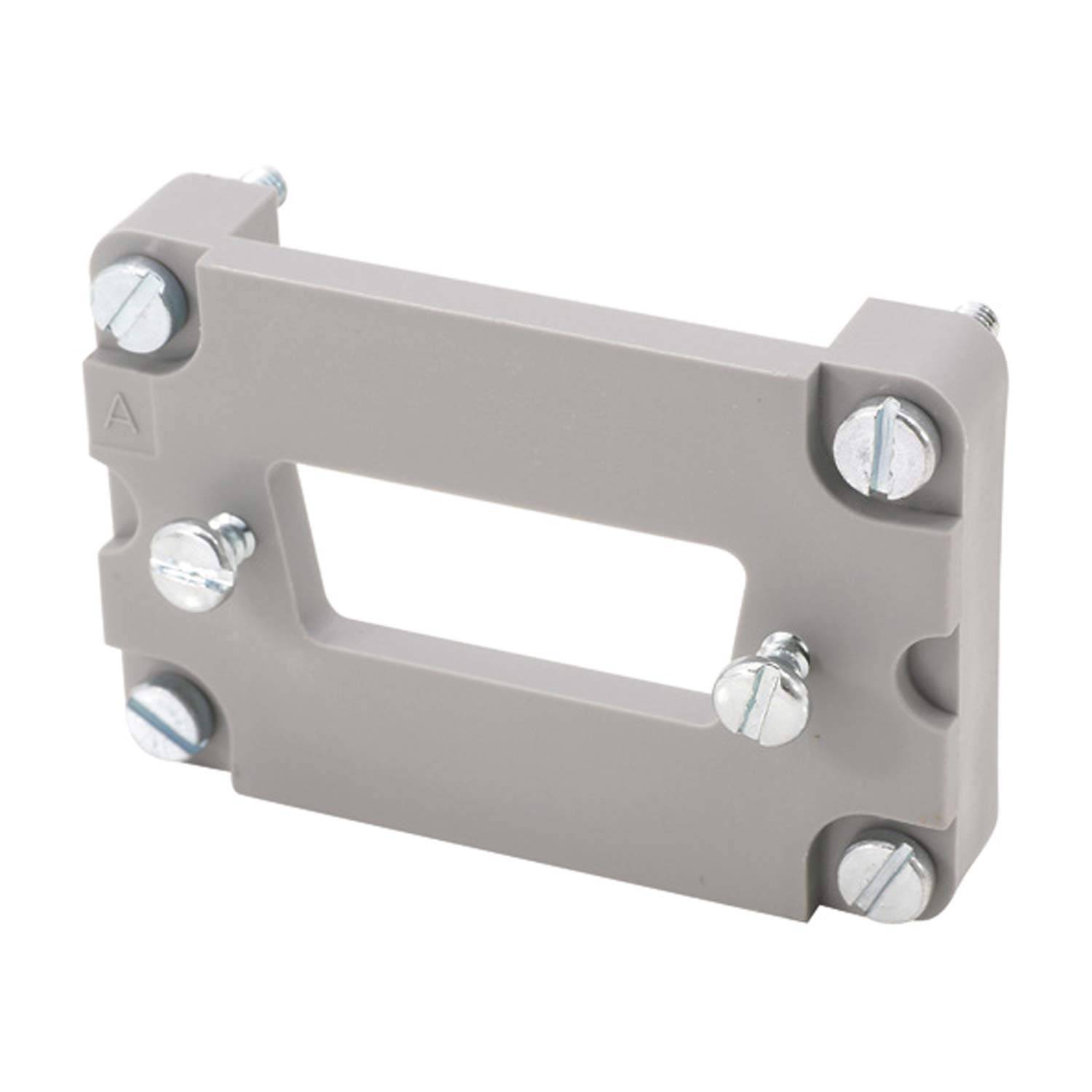 Eine rechteckige Metallhalterung mit zentralem Ausschnitt, befestigt mit sechs Schrauben, verwendet zum Sichern oder Montieren von Objekten im Bauwesen.