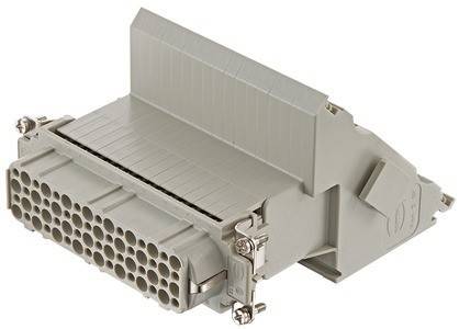 Ein grauer, rechteckiger elektrischer Anschluss mit mehreren Schlitzen und zwei Metallklammern an der Seite, der zum Anbringen von Kabeln entwickelt wurde.