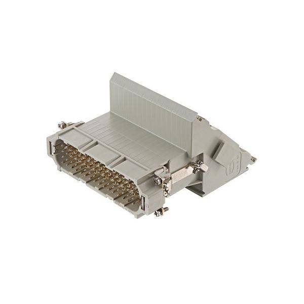 Ein grauer rechteckiger elektrischer Anschluss mit mehreren freigelegten goldenen Kontakten, konzipiert für komplexe elektronische oder industrielle Anwendungen.