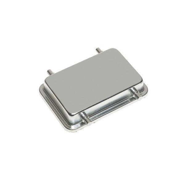 Eine kleine, rechteckige elektronische Komponente mit metallischem Gehäuse und vier Pins, die einem Quarzoszillator ähnelt, wie er in Leiterplatten verwendet wird.