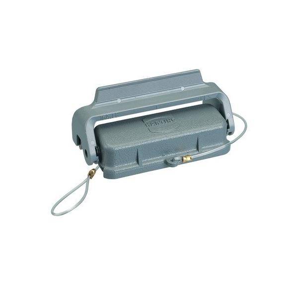 Ein grauer industrieller Verbinder mit Verriegelung und Schutzabdeckung, mit der Aufschrift ‚Harting', ausgelegt für sichere elektrische Verbindungen.