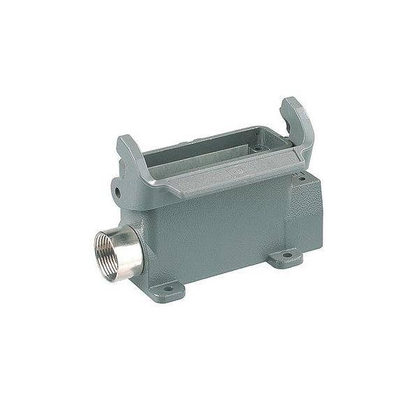 Ein rechteckiges metallisches Anschlussgehäuse mit offener Oberseite, seitlicher Gewindebohrung zur Kabelanbindung und Montagebasis.