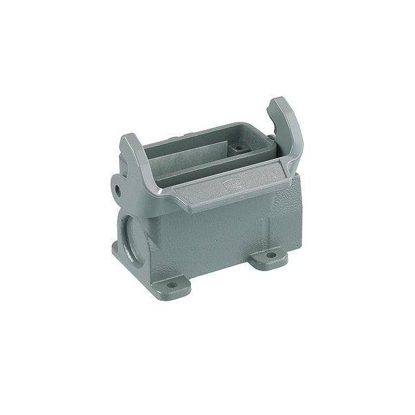 Eine graue, rechteckige Metallhalterung mit zwei erhöhten Kanten und Löchern zur Befestigung.