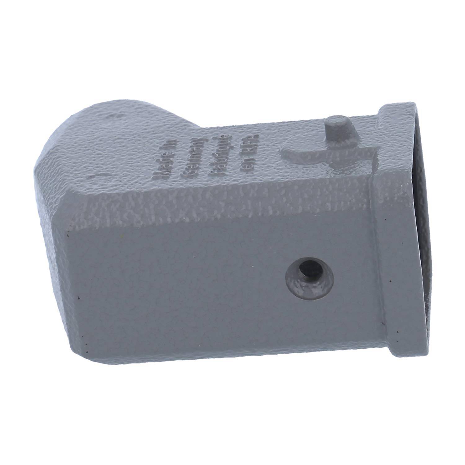 Eine graue Metallrohrverbindung mit einer gekrümmten Oberseite und einem kleinen Loch an der Seite, die zum Verbinden oder Befestigen von Rohren im Bauwesen verwendet wird.