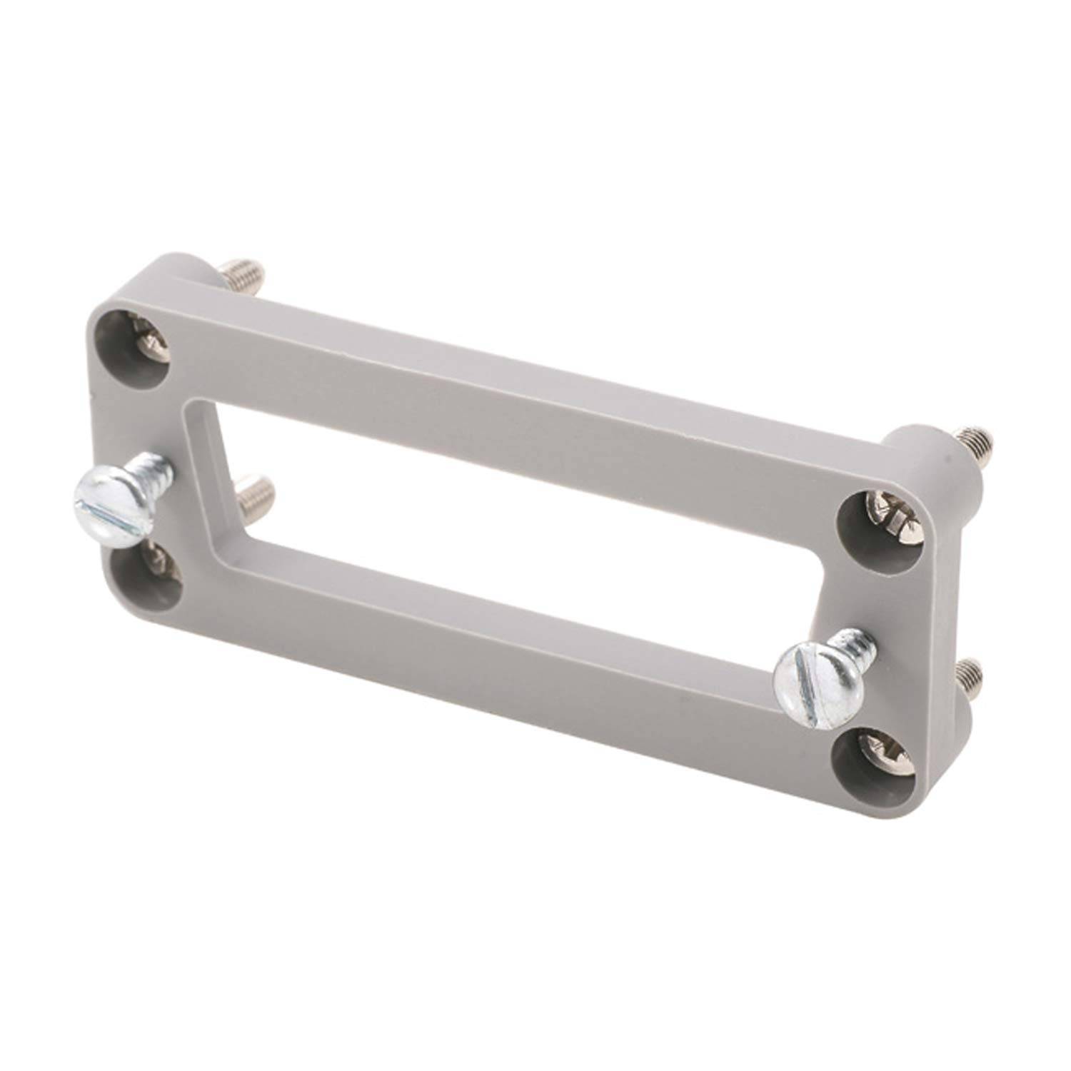 Eine rechteckige Metallhalterung mit abgerundeten Kanten und vier Schraubenlöchern, sichtbar befestigte Schrauben, verwendet für Befestigungs- oder Stützungszwecke.