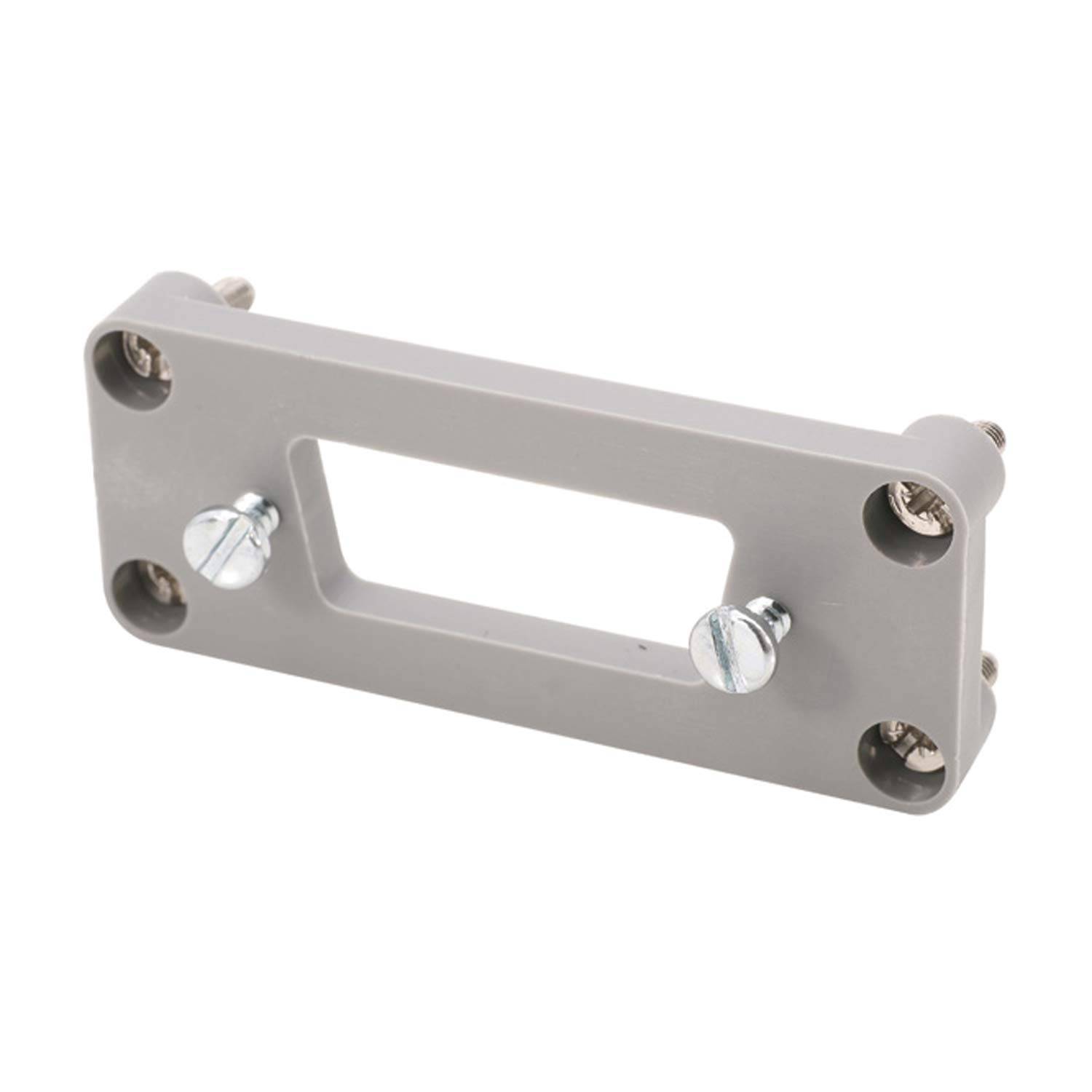 Eine rechteckige graue Kunststoffmontageklammer mit vier Schraubenlöchern, von denen zwei mit Schrauben bestückt sind.