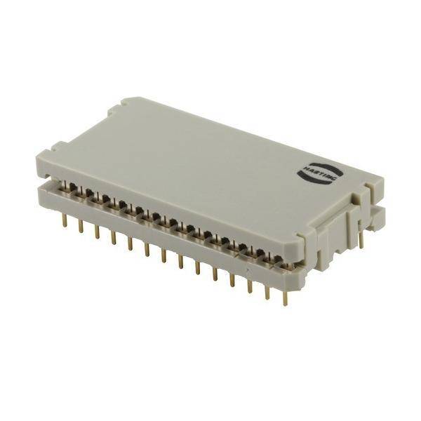Ein weißer rechteckiger elektronischer Anschluss mit mehreren Goldstiften, der wahrscheinlich in elektronischen Geräten oder Schaltkreisen verwendet wird, vor einem einfarbigen Hintergrund.