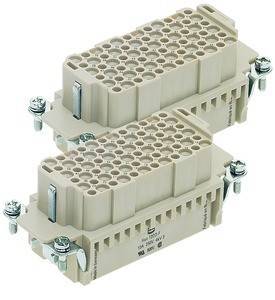 Zwei beige rechteckige elektrische Verbinder mit zahlreichen kreisrunden Buchsen, die mit Metallschrauben an den Seiten zusammengehalten werden.