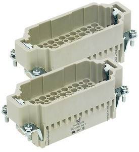 Zwei beige rechteckige elektrische Anschlüsse mit mehreren kreisrunden Anschlüssen, die durch Metallclips an beiden Seiten gesichert und vertikal übereinander gestapelt sind.