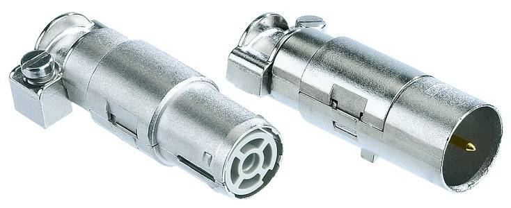 Nahaufnahme von zwei metallischen Koaxialkabelsteckern mit glänzenden Oberflächen; der linke Stecker zeigt das Buchsenende, der rechte Stecker zeigt das Steckerende.