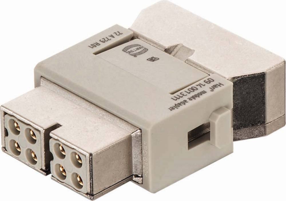 Eine Nahaufnahme eines rechteckigen elektronischen Moduladapters, die Anschlussports und ein graviertes Logo auf der Oberfläche zeigt.