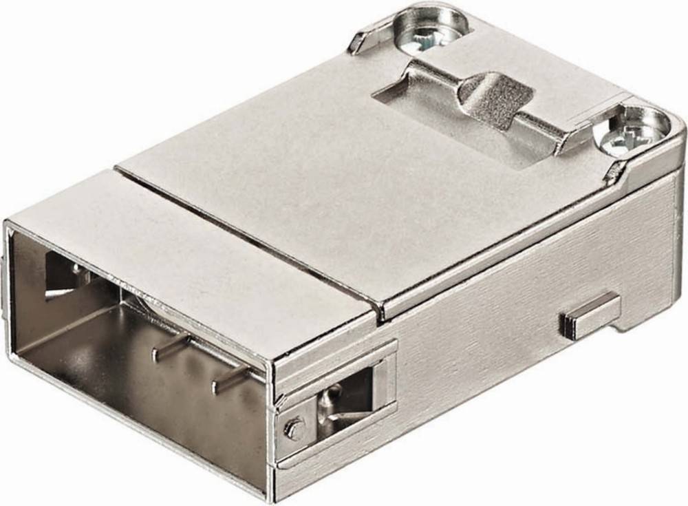 Ein metallischer USB-A-Anschluss mit einem rechteckigen Gehäuse und innenliegenden Kontakten, aus einem Winkel betrachtet, der seine Struktur und Gestaltung zeigt.