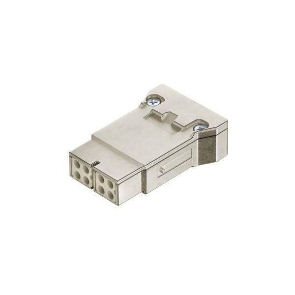 Metallischer rechteckiger Steckeradapter mit zwei runden Anschlüssen auf einem schlichten weißen Hintergrund.