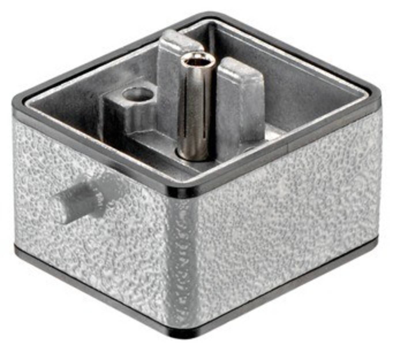 Ein Nahaufnahmebild einer metallischen Steckdose mit zwei vertikalen Stiften, die zum Anschluss elektronischer Geräte an eine Stromquelle verwendet wird.