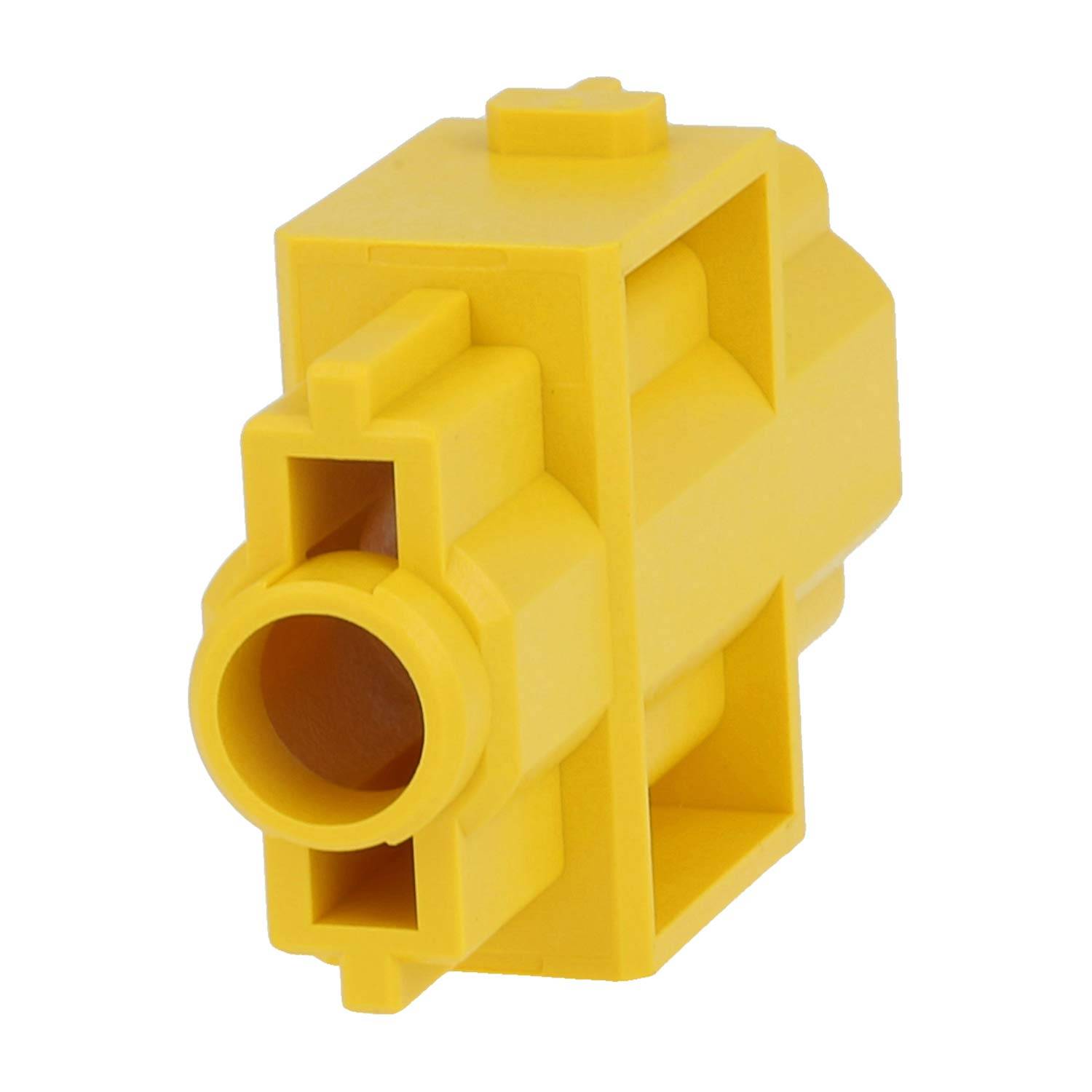 Ein gelber Kunststoffblock mit geometrischen Formen und hohlen Abschnitten, der einem Konstruktionsspielzeugteileähnelt, auf einem einfachen Hintergrund gezeigt.