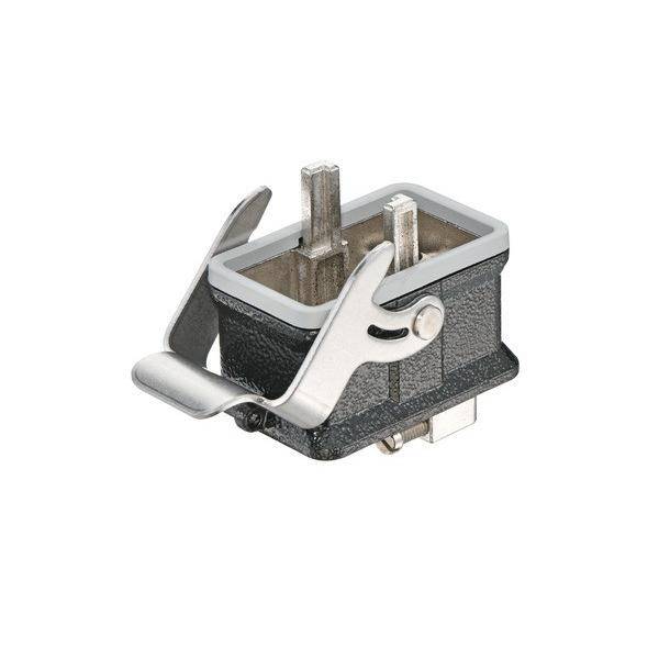 Ein Metall-Elektroverbinder mit Doppelstiften und einem Verriegelungsmechanismus, der für sichere Kabelverbindungen in industriellen Geräten verwendet wird.