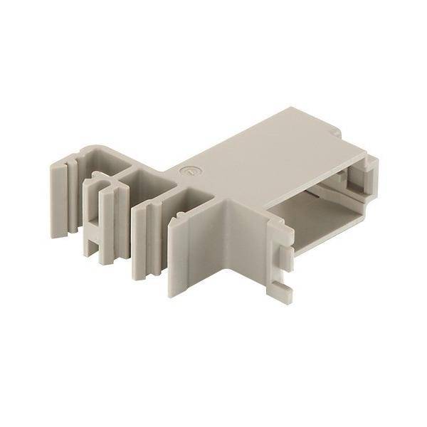 Eine beige Montageklammer aus Kunststoff mit Rillen und Öffnungen, entwickelt zum Befestigen von elektrischen Komponenten auf einer Hutschiene.
