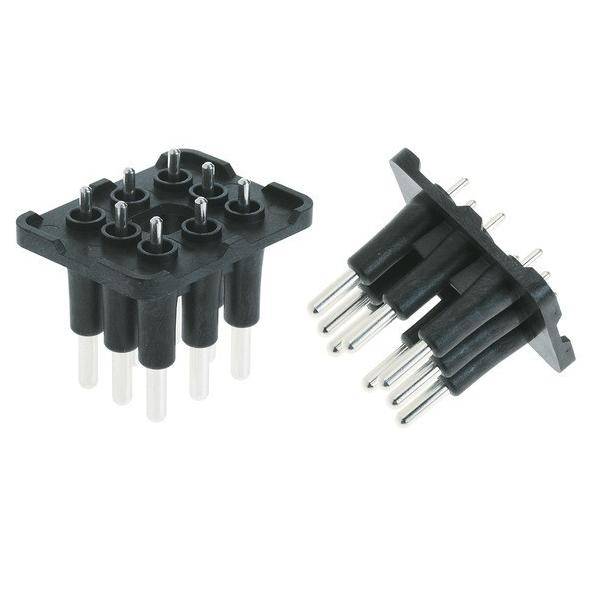 Zwei schwarze, rechteckige Plastik-Elektronikverbinder mit Metallstiften, einer aufrecht stehend und einer auf der Seite liegend, vor einem einfarbigen Hintergrund.