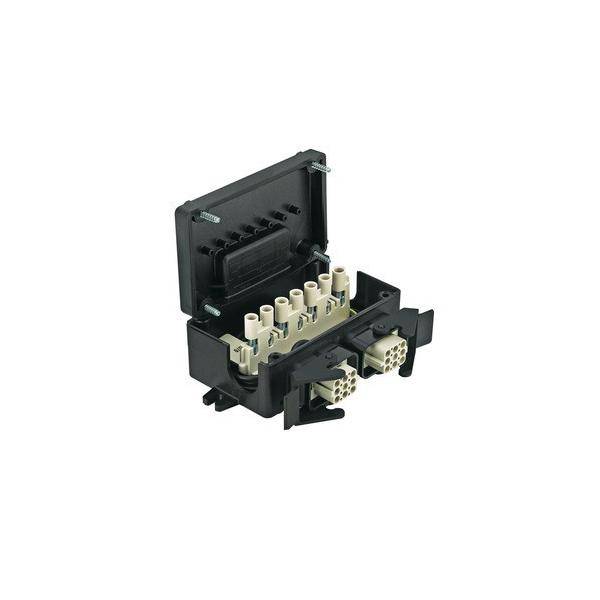 Eine offene schwarze Elektro-Verteilerdose mit mehreren Anschlussports und Klemmen, die zum Organisieren von elektrischen Kabeln verwendet wird.