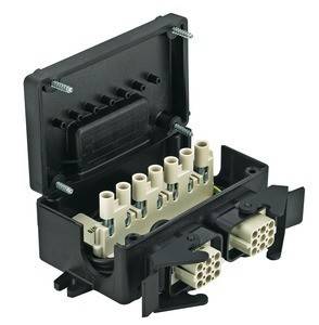 Offene elektrische Verteilerdose mit mehreren Anschlüssen und Kabeln, die zur Organisation und zum Schutz elektrischer Verbindungen verwendet wird.