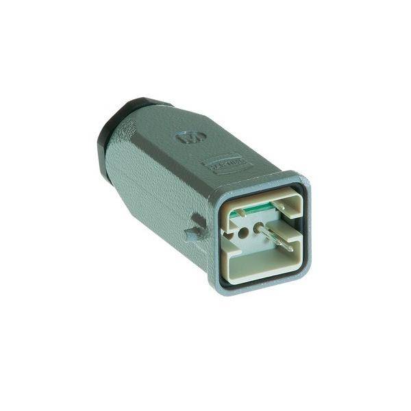 Grüner elektrischer Anschluss mit drei Metallstiften, rechteckige Form, für industrielle Anwendungen konzipiert.