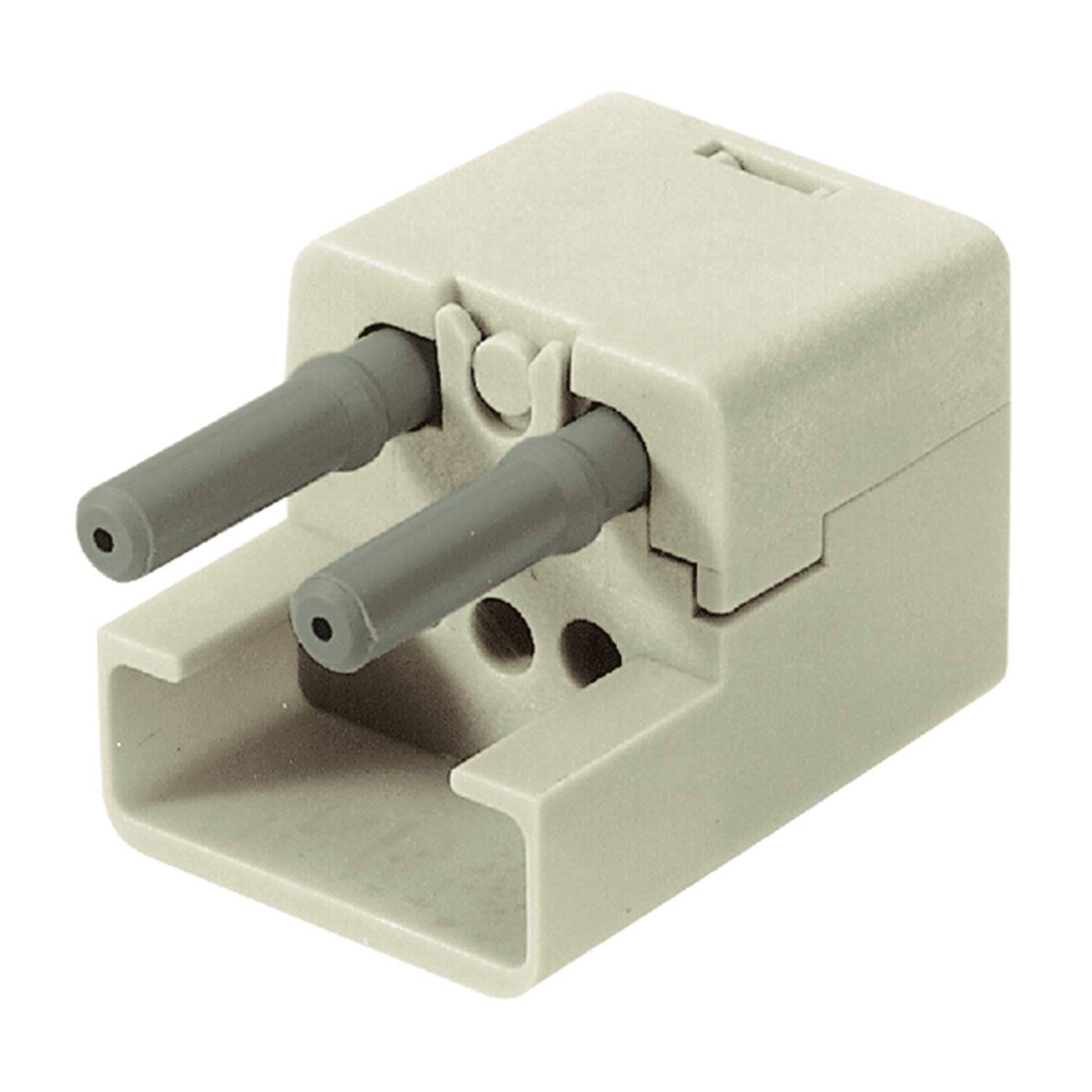 Ein beiger Elektrostecker mit zwei zylindrischen Kontaktstiften und einer rechteckigen Basis, der zum Verbinden von elektrischen Geräten mit einer Stromquelle verwendet wird.