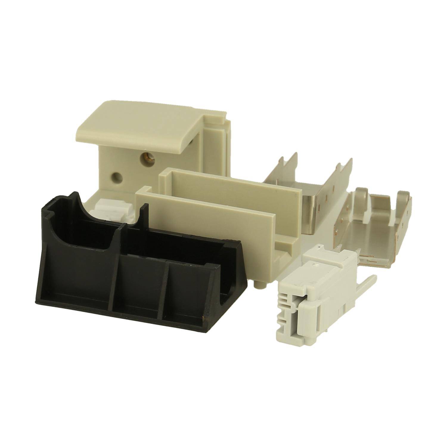 Eine Sammlung verschiedener Kunststoffgehäuse und Halterungen für elektronische Komponenten, in unterschiedlichen Größen und Formen, in Schwarz und Beige.