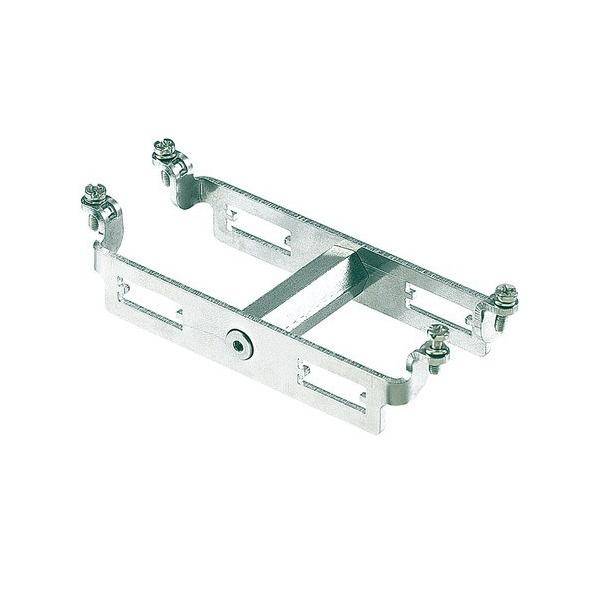 Metallhalterung mit vier verstellbaren Befestigungsklemmen, entwickelt zum Befestigen von Gegenständen an Oberflächen, auf weißem Hintergrund abgebildet.