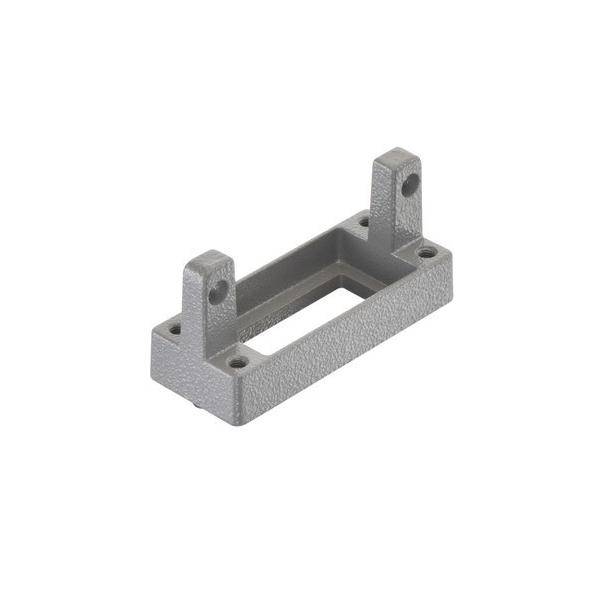 Eine graue Metallhalterung mit einer rechteckigen Basis und zwei aufrechten Stützen mit Löchern, die zum Montieren oder Befestigen von Gegenständen verwendet wird.