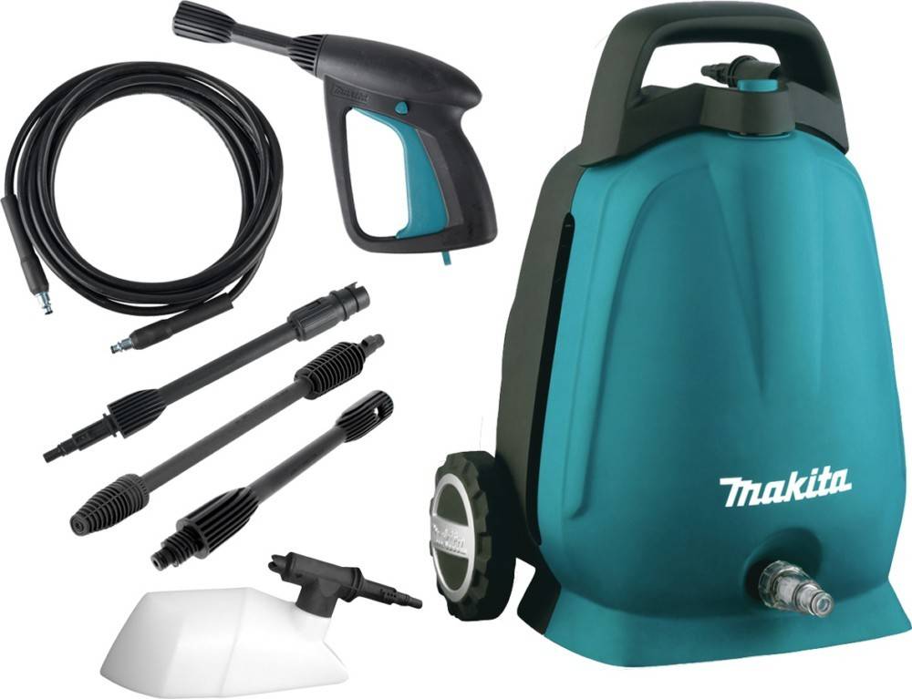 Ein türkisfarbener Hochdruckreiniger mit Spritzpistole, Schlauch und verschiedenen Düsenaufsätzen präsentiert.