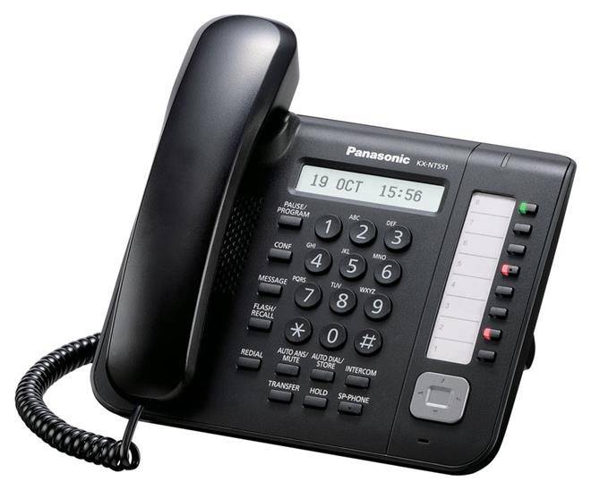 Schwarzes schnurkabel Panasonic-Festnetztelefon mit Tastatur, Display und Schnellwahlschaltflächen auf weißem Hintergrund.
