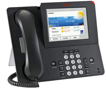 Schwarzes Schreibtischtelefon mit Hörer, Tastenfeld und Farbdisplay, das eine Wettervorhersage für Seattle, WA anzeigt.