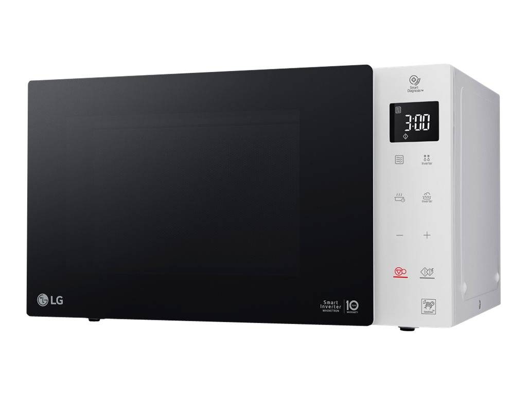 Schwarze LG-Mikrowelle mit weißem Bedienfeld und digitaler Zeitanzeige, die 3:00 Uhr anzeigt