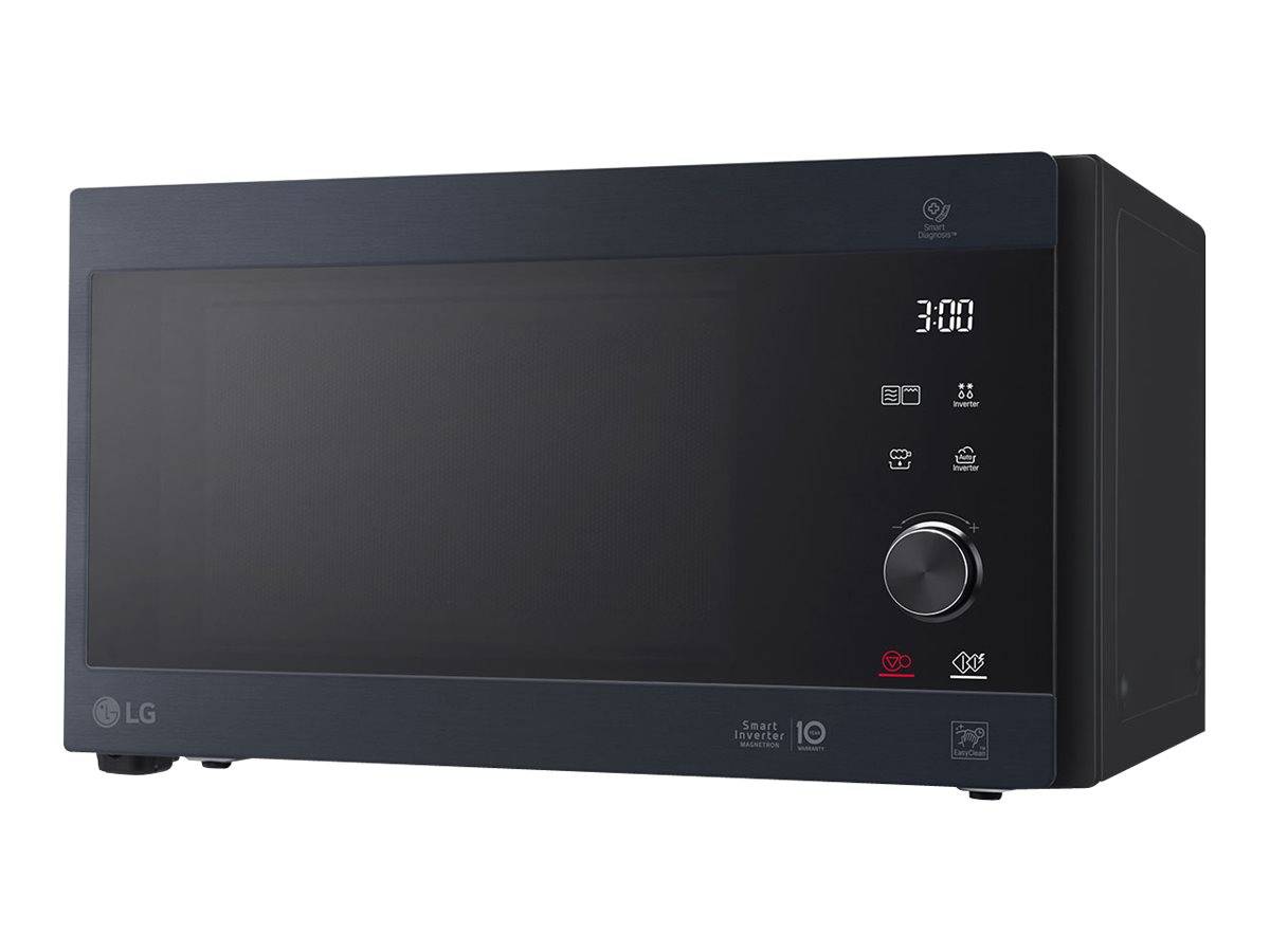 Schwarze LG-Mikrowelle mit digitalem Display, das 3:00 anzeigt, und Bedienknopf auf der rechten Seite, fotografiert vor weißem Hintergrund.