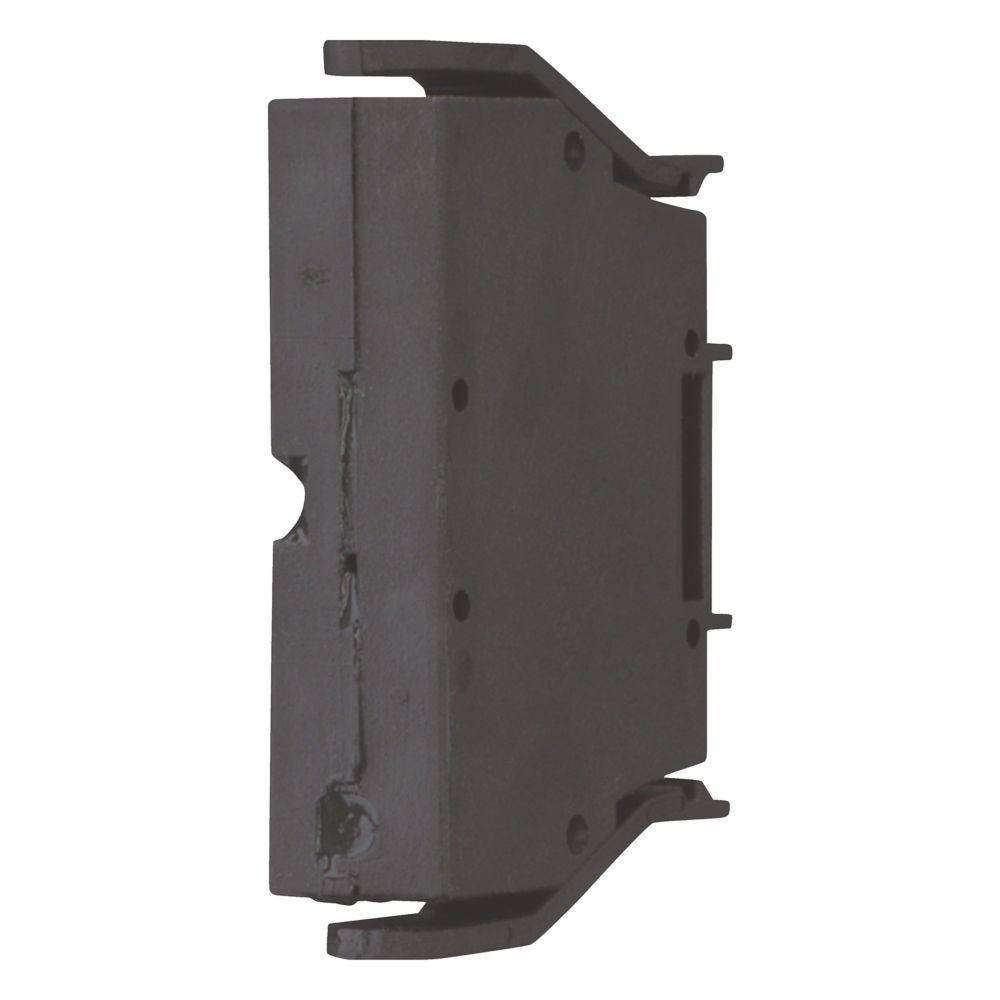 Ein schwarzer, rechteckiger, massiver Block mit hervorstehenden Kanten und einer kleinen Kerbe an einer Seite, möglicherweise eine Komponente oder ein Teil eines größeren Mechanismus.