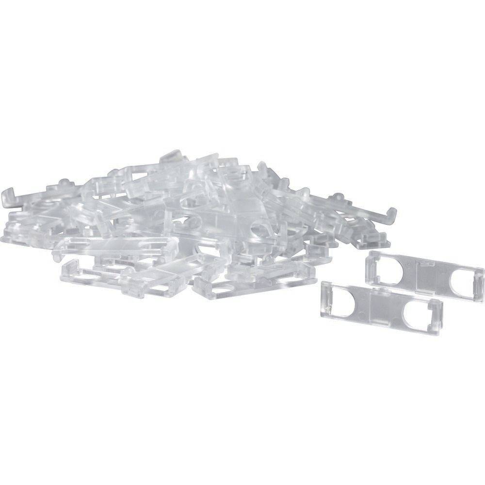 Ein Haufen transparenter Plastikklammern und zwei separate, aufrecht stehende Klammern, die zum Befestigen von Objekten oder Teilen verwendet werden.