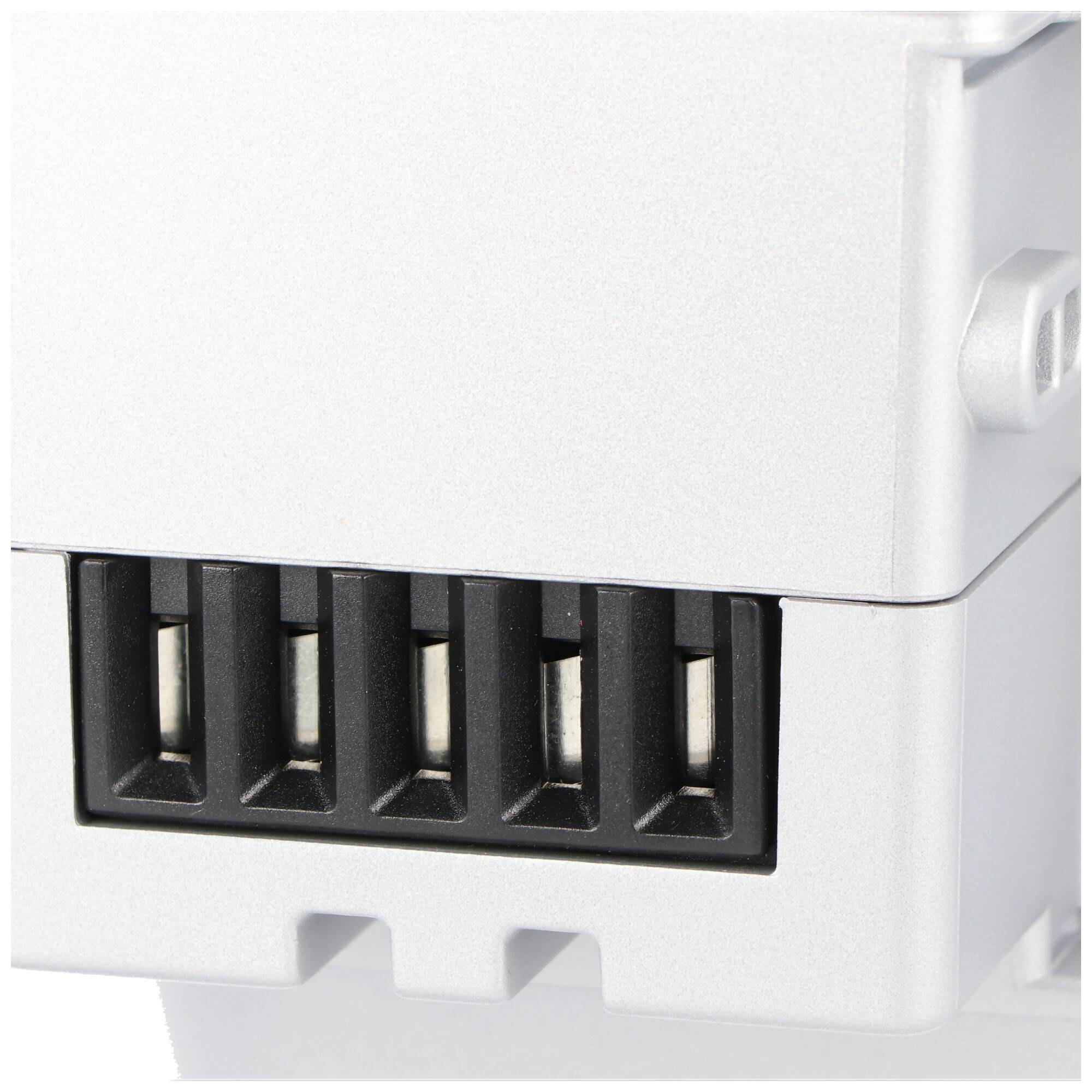 Nahaufnahme eines weißen Elektroanschlussgehäuses mit fünf schwarzen Anschlussöffnungen auf der Vorderseite sichtbar.