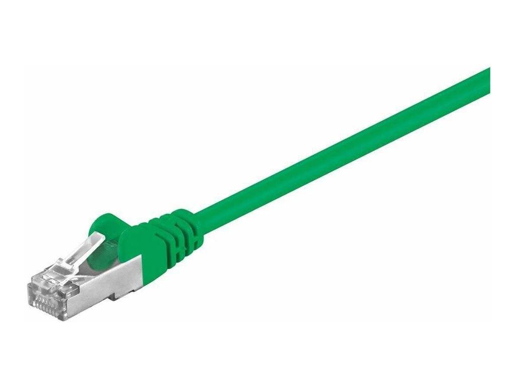 Grünes Ethernet-Netzwerkkabel mit RJ45-Stecker auf weißem Hintergrund.