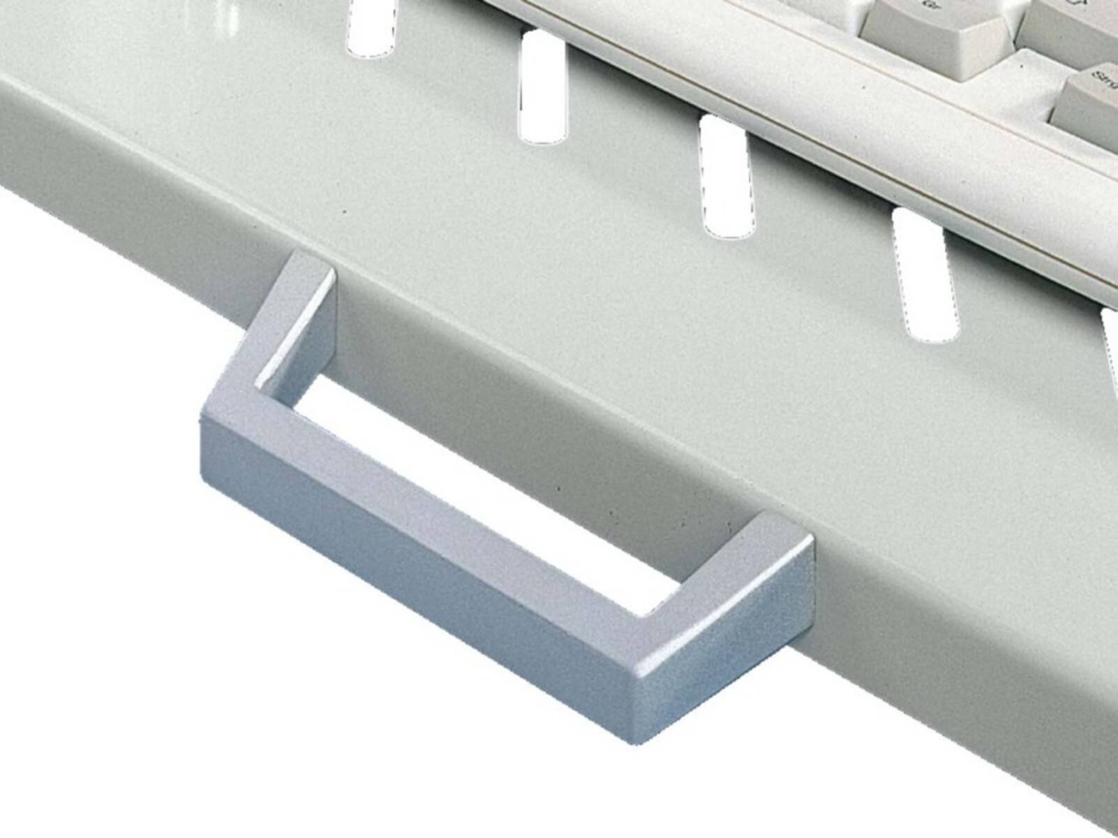 Ein Metallgriff, der auf einer flachen Oberfläche montiert ist, höchstwahrscheinlich Teil einer Schublade oder eines Schranks, in einer hellen Graufarbe dargestellt.