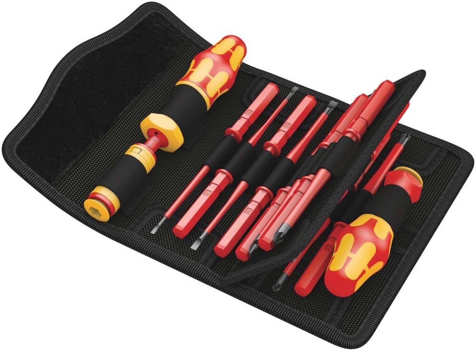 Eine Werkzeugtasche mit verschiedenen Schraubenziehern in einem schwarzen Ausrollbeutel, die rote Griffe und gelbe Markierungen aufweisen, ordentlich und systematisch angeordnet.