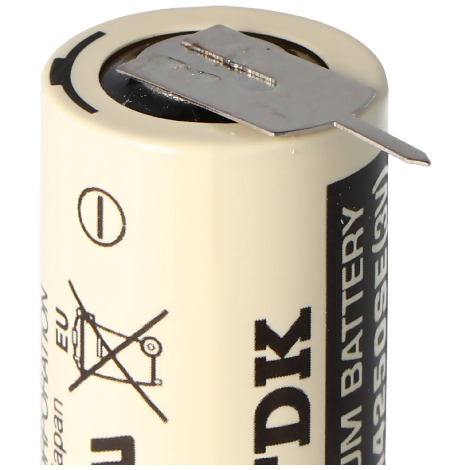 Nahaufnahme einer zylindrischen Batterie mit einer Metalllasche an der Oberseite, die gedruckte Warn- und Recycling-Symbole zeigt.
