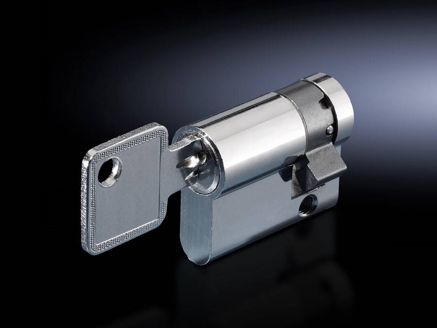 Ein silberner zylindrischer Schloss mit einem eingesteckten Schlüssel, von der Seite betrachtet vor einem dunklen Hintergrund, der sein Design und Mechanismus hervorhebt.