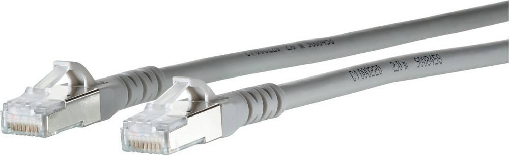 Nahaufnahme eines grauen Ethernet-Kabels mit einem RJ45-Stecker, das für Netzwerkverbindungen und Datenübertragung verwendet wird.