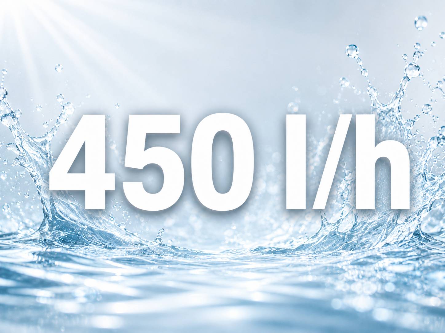Großer Text "450 l/h"" über einem Wasserspitzer-Hintergrund, der Durchflussrate oder Durchsatz anzeigt.